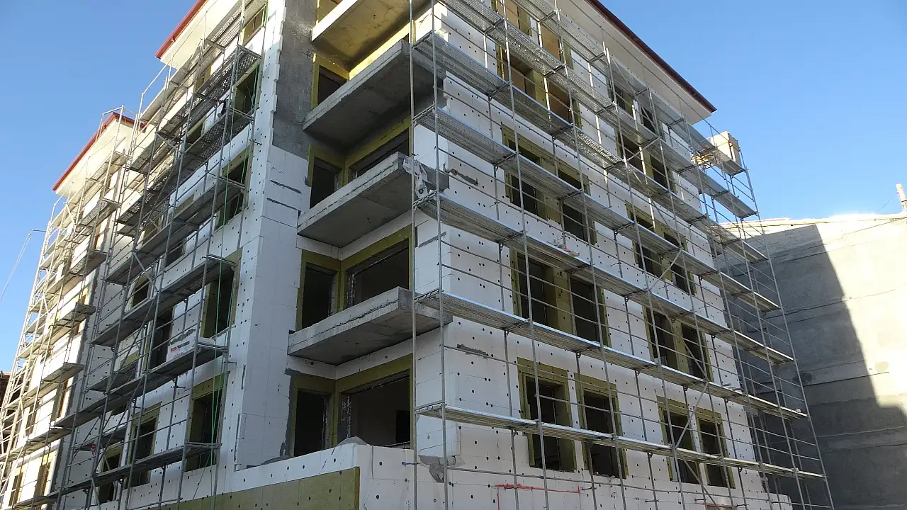 İnşaatta çalışan işçi 15 metre yükseklikten düştü