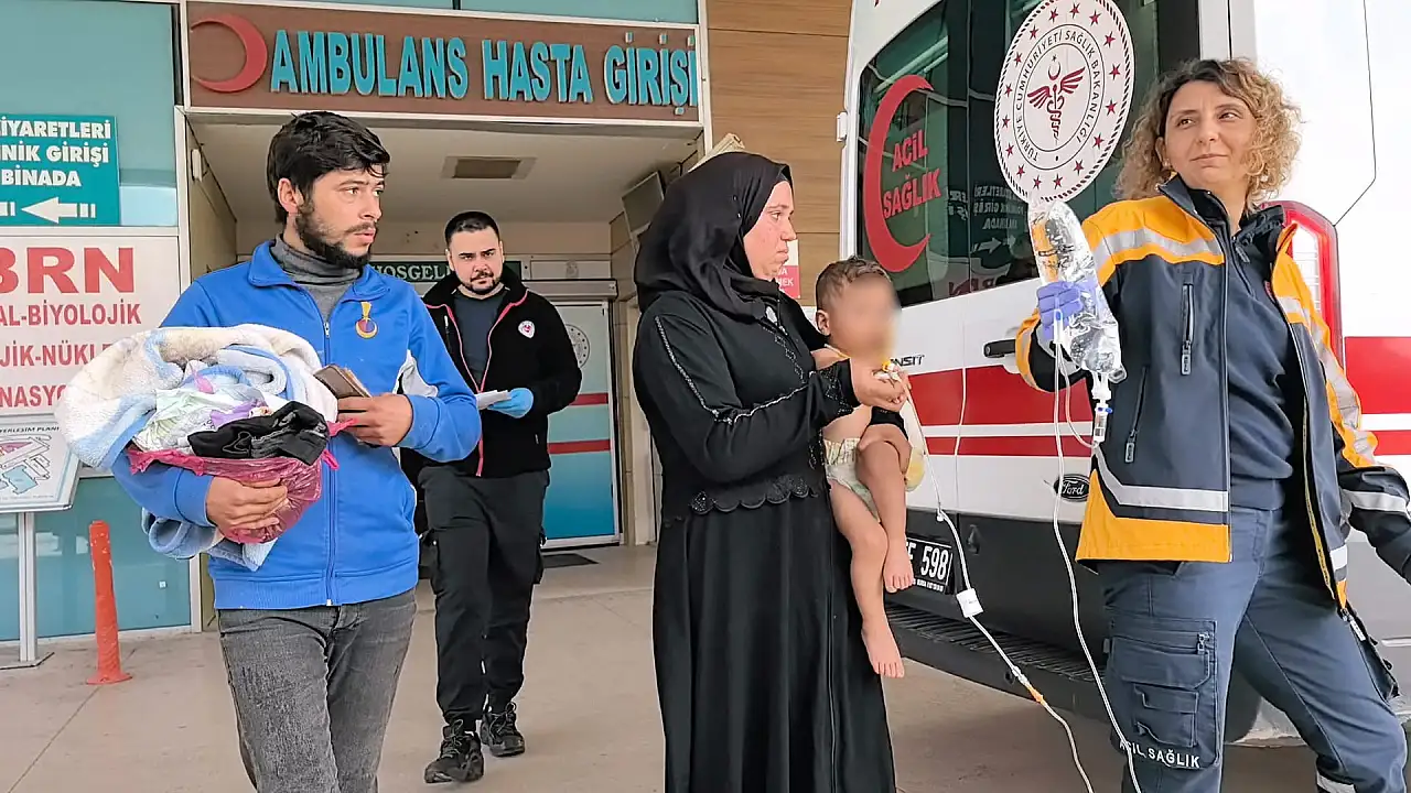 Bahçede oyun oynayan çocuk ateşin üzerine düşerek yandı