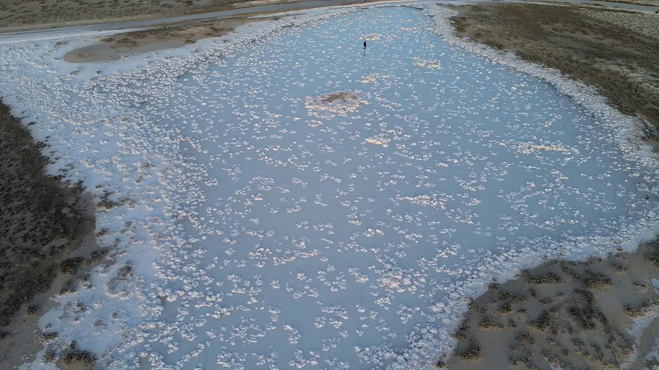 Tuz Gölü'nde sular çekilince ortaya çıktı! Görenleri mest ediyor