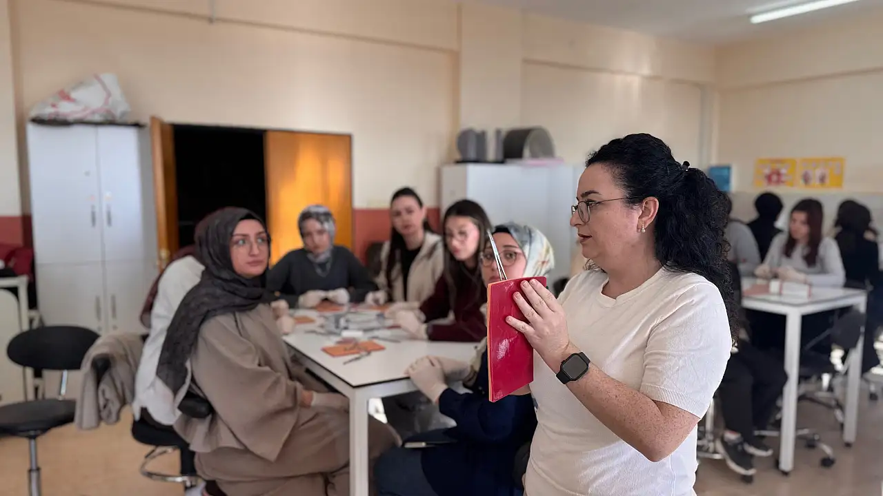 Konya'da doğum dikişinden önce nakış eğitimi: Ebeler etamin işliyor