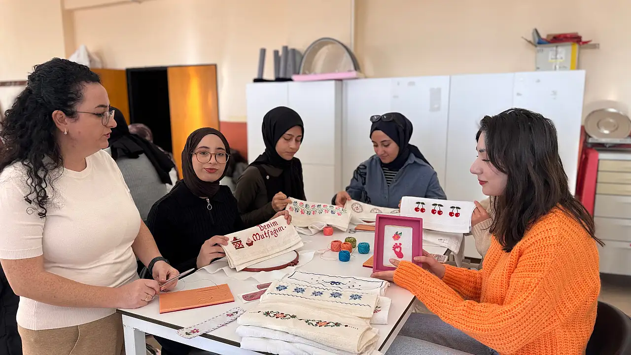Konya'da doğum dikişinden önce nakış eğitimi: Ebeler etamin işliyor