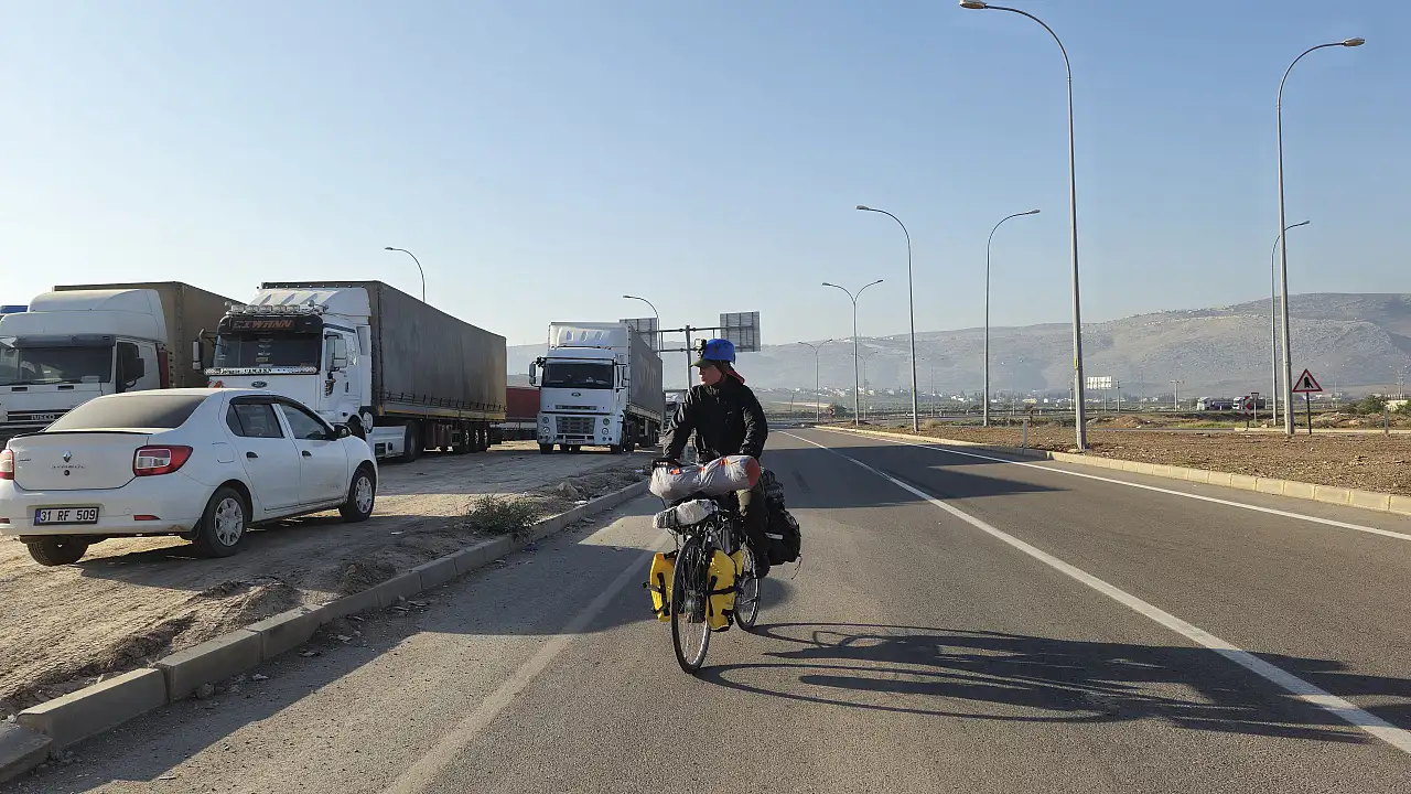 Balıkesir'den çıktı, Konya yollarını aştı: Bisikletli Suriye'de