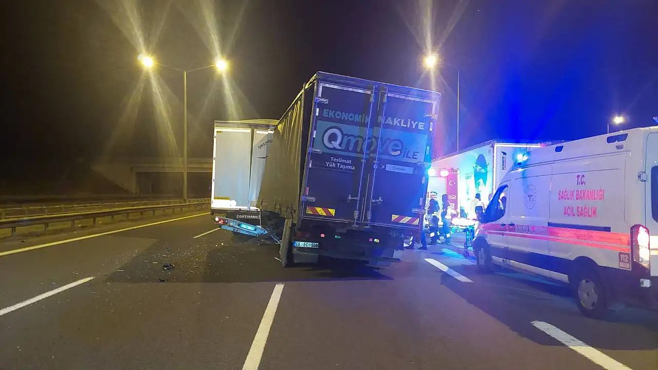 TEM Otoyolu'nda Faciaya davetiye! Tıra arkadan çarpan kamyonun sürücüsü can verdi