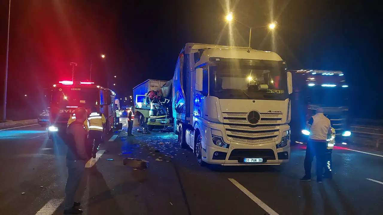 TEM Otoyolu'nda Faciaya davetiye! Tıra arkadan çarpan kamyonun sürücüsü can verdi