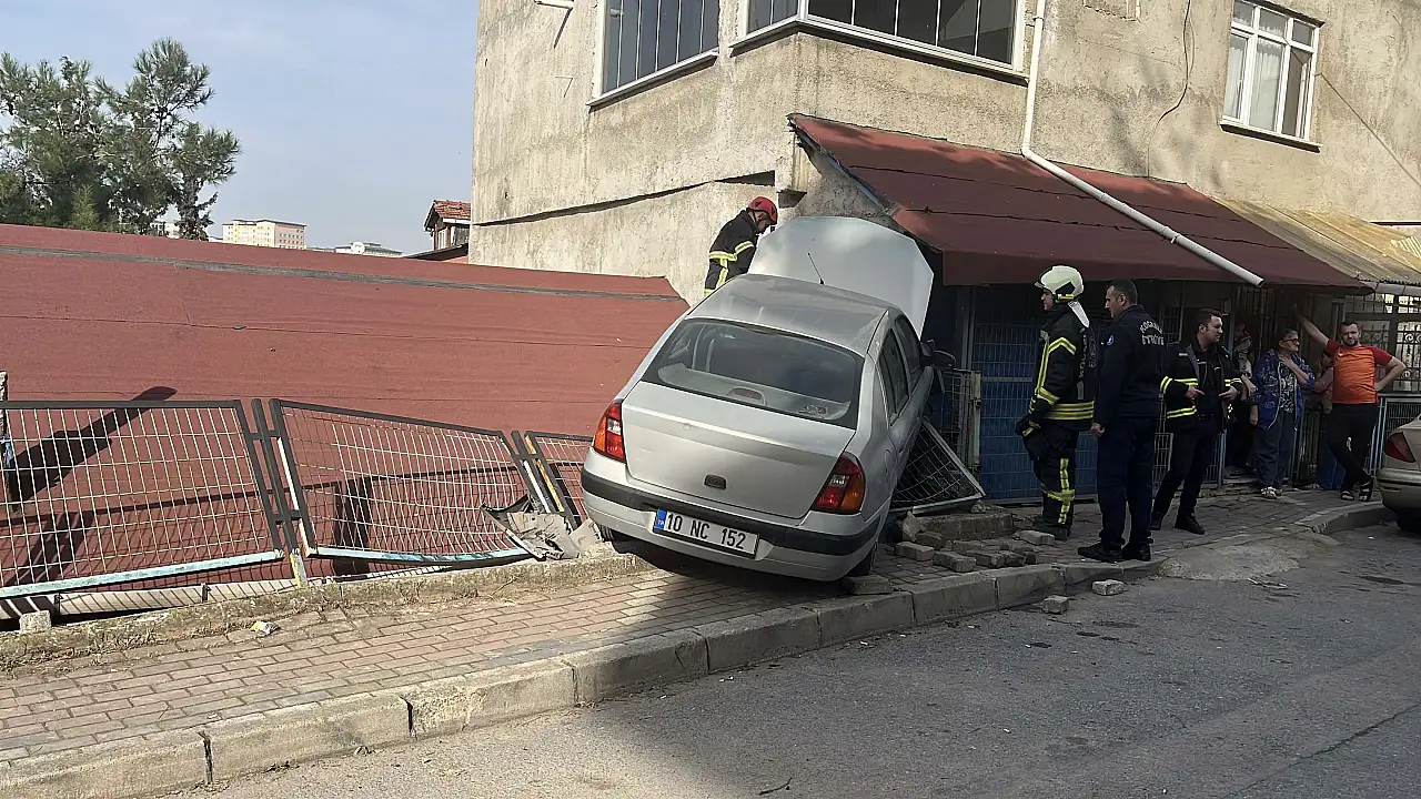 Şok trafik kazası! Otomobil evin çatısına çıktı