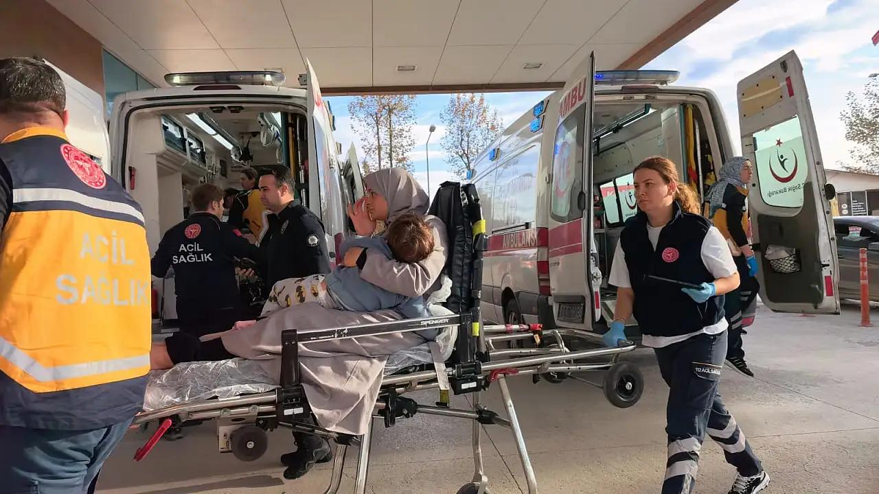 Balkonda oyun oynarken 6 metreden aşağı düştü