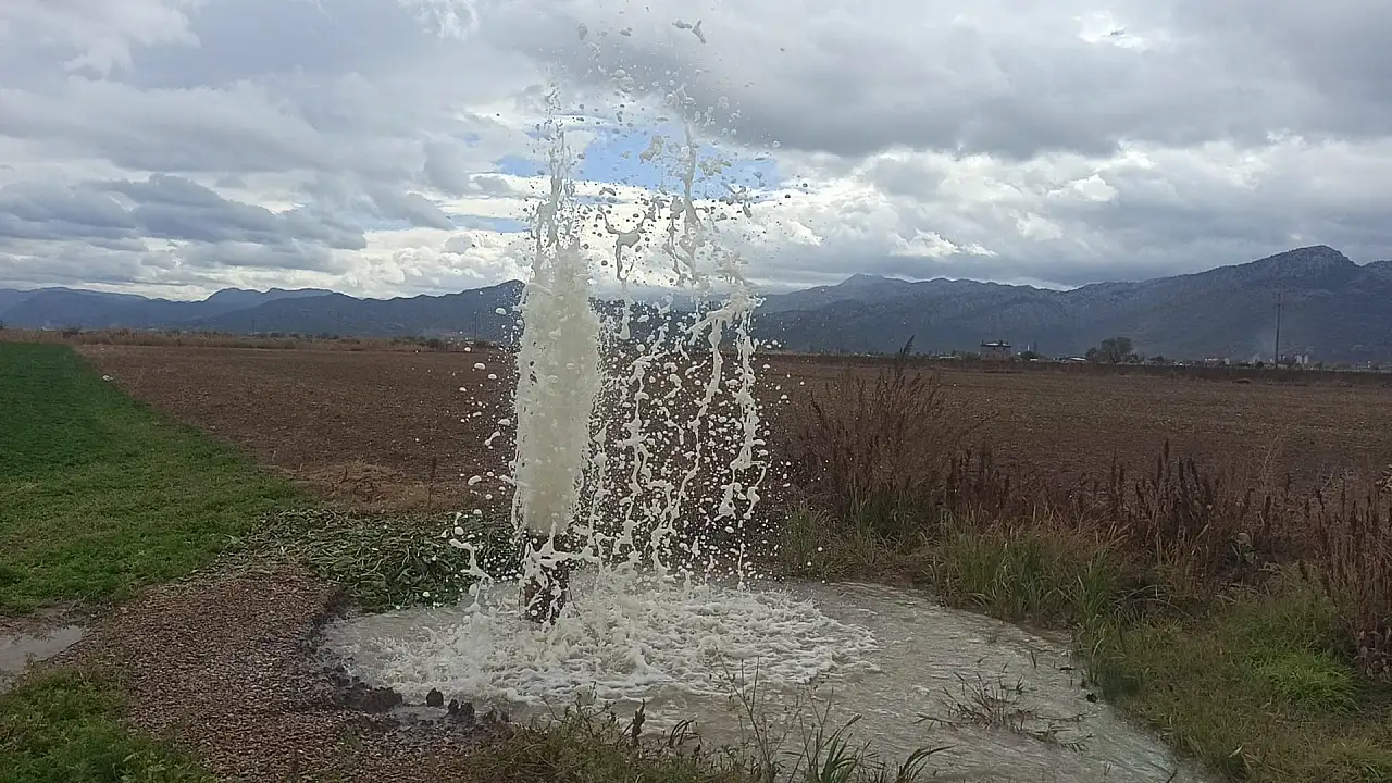 Konya'da şaşkına çeviren olay! Yerin altından su fışkırıyor