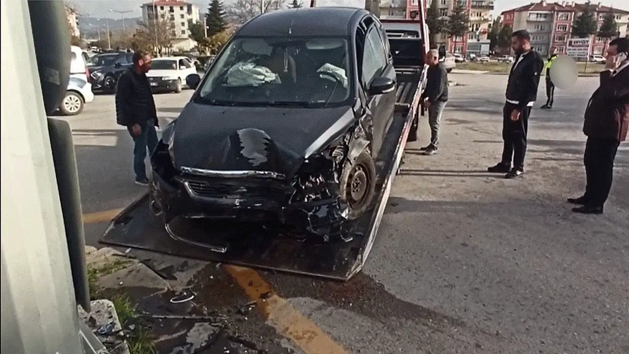 İki otomobil çarpıştı: 6 yaralı