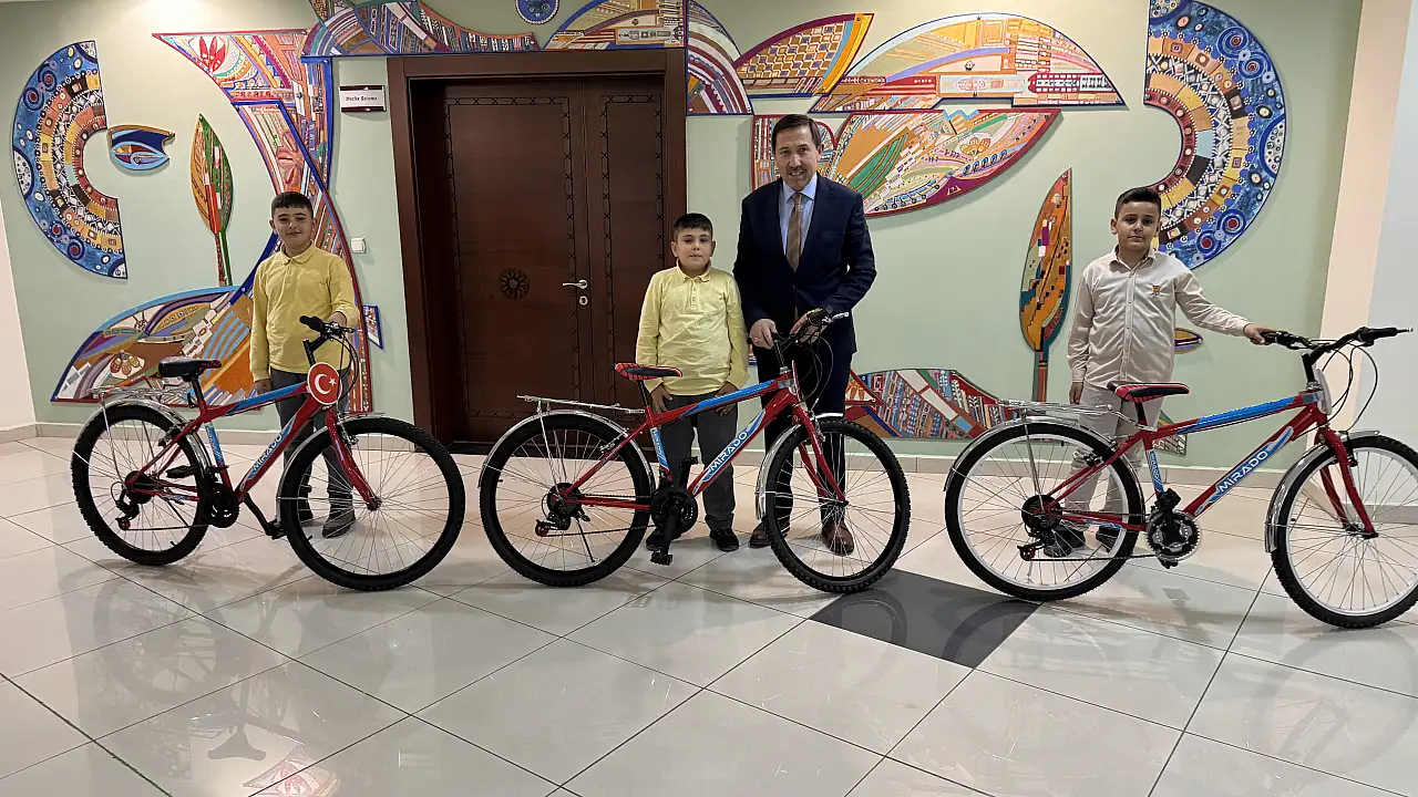 Milli duruşlarıyla gündem olan Konyalı miniklere Başkandan anlamlı jest