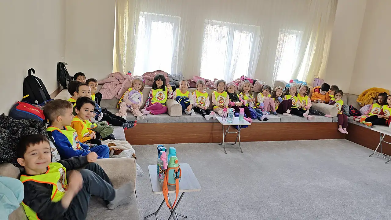 Beyşehir'de doğayla eğitim buluştu: Minikler keşfetti, gençler yürüdü