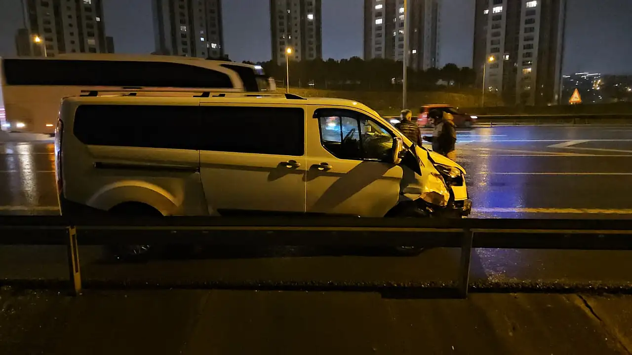 TEM Otoyolu'nda 7 araç birbirine girdi: 2 yaralı!