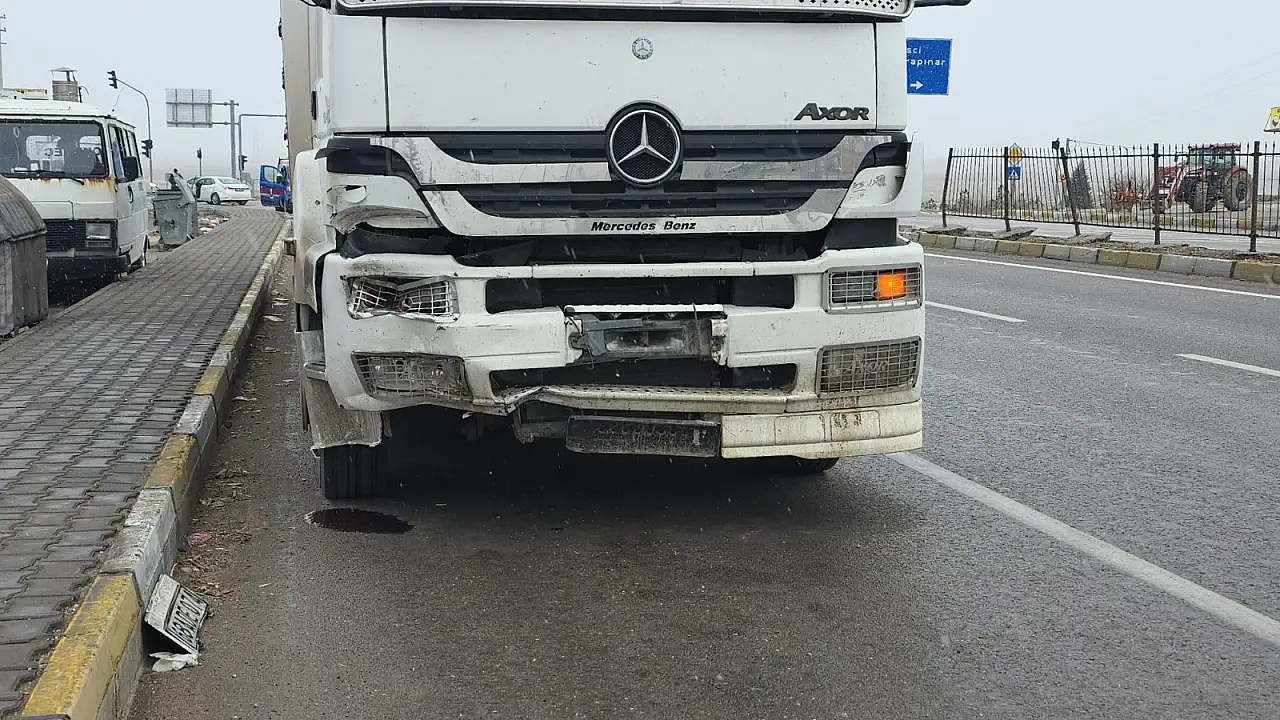 Konya yolunda TIR ile otomobil çarpıştı: 4'ü hakem 5 yaralı