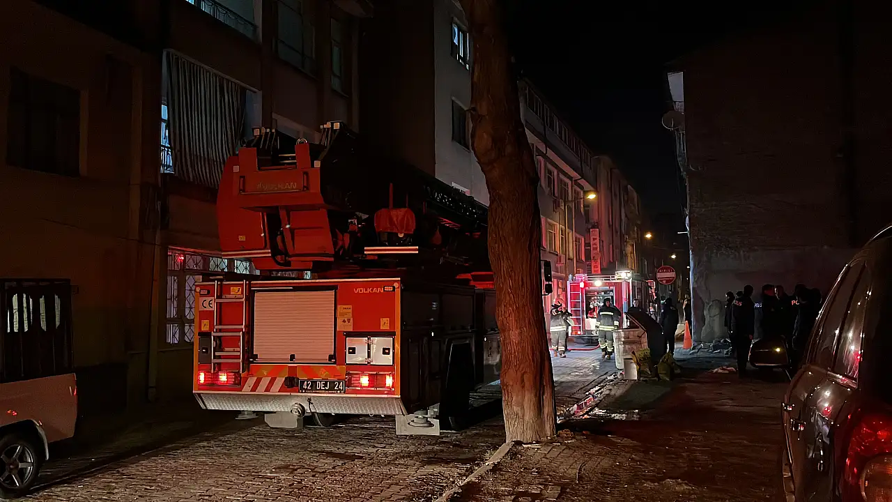 Konya'da gecenin karanlığını apartmandaki yangın aydınlattı!