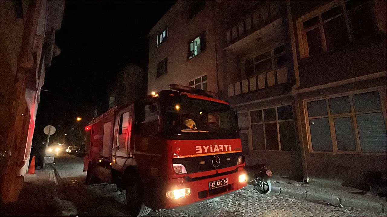 Konya'da gecenin karanlığını apartmandaki yangın aydınlattı!