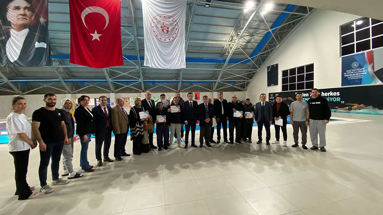 Engeller yüzmeyle aşıldı: Dünya Görmeyenler Derneği üyeleri sertifikalarını aldı
