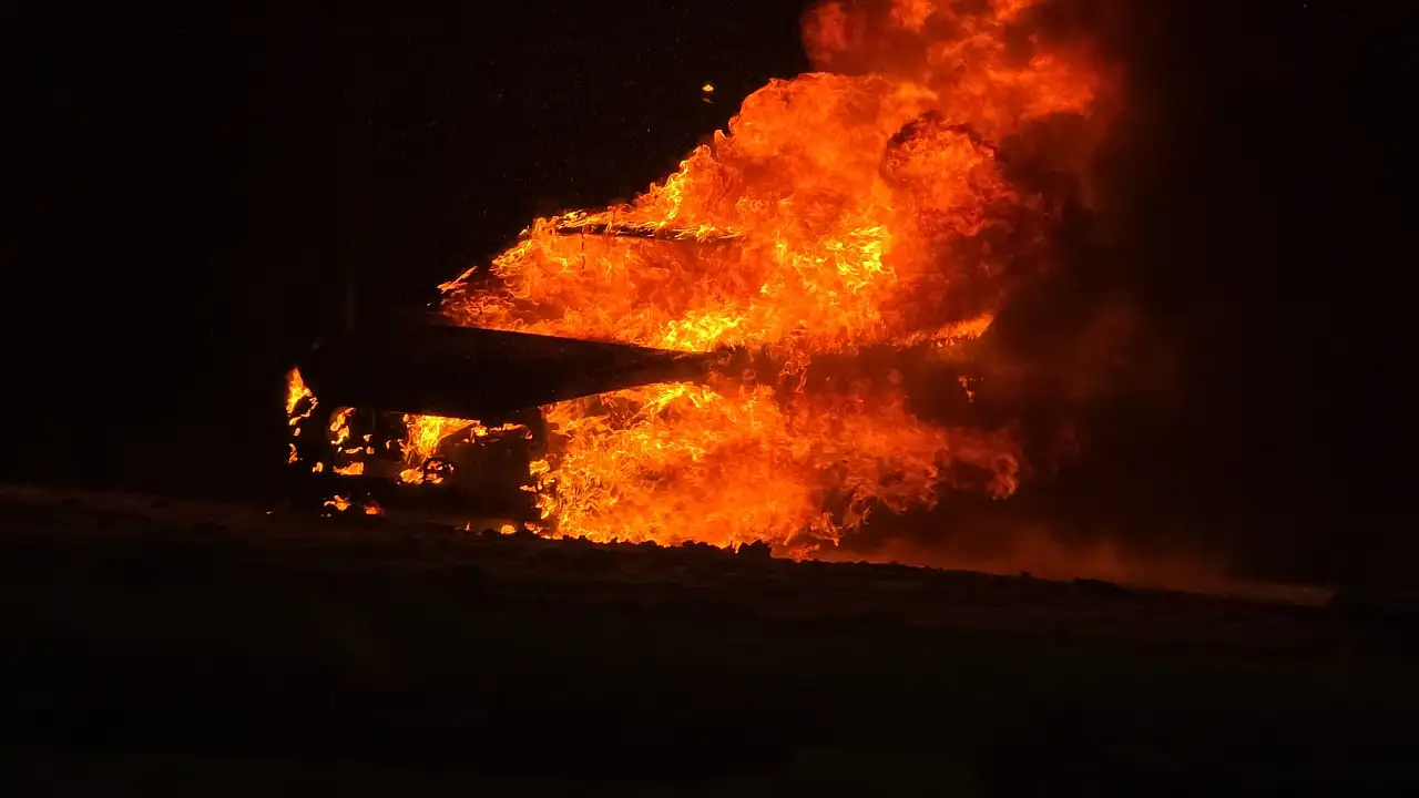 Kar yağışı nedeniyle rampada zorlanan araç alev aldı