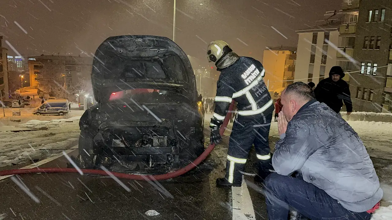 Kar yağışı nedeniyle rampada zorlanan araç alev aldı