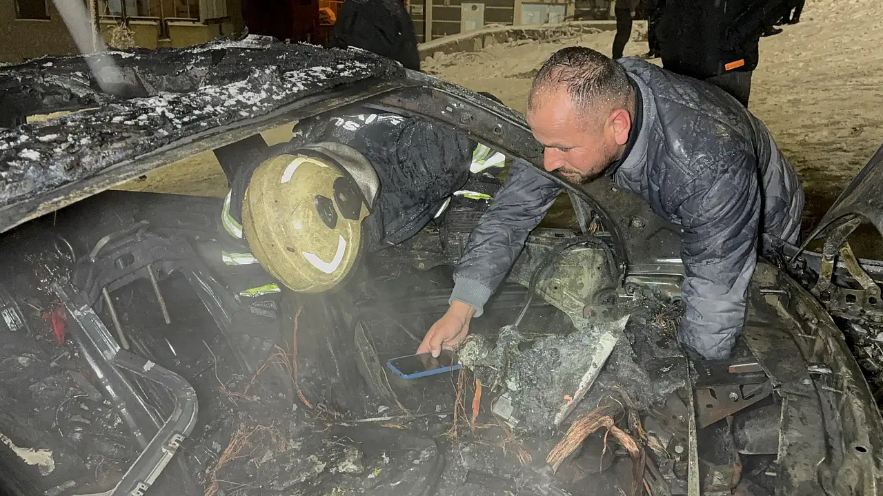 Kar yağışı nedeniyle rampada zorlanan araç alev aldı