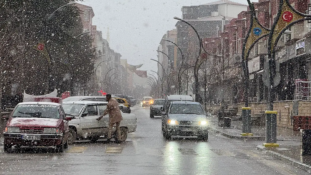 Kulu'da kar yağışı sonrası şehir beyaza büründü!