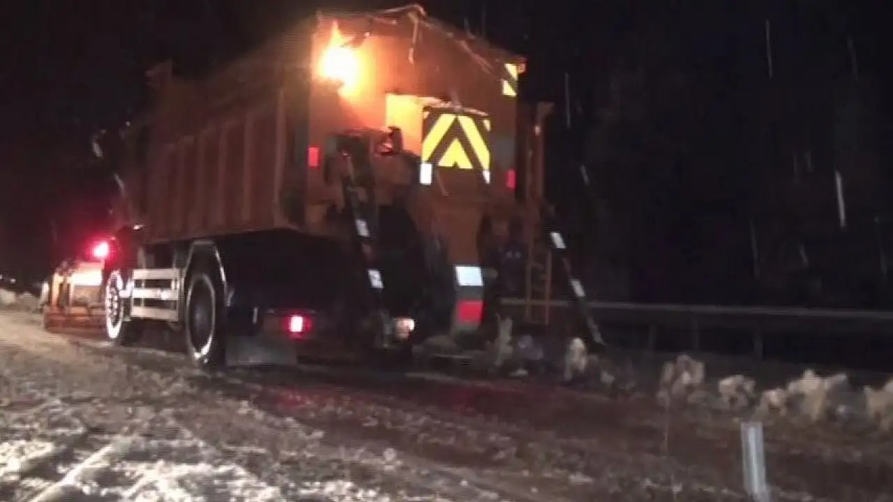 Konya yolunda karın kalınlığı 10 santimetreye ulaştı