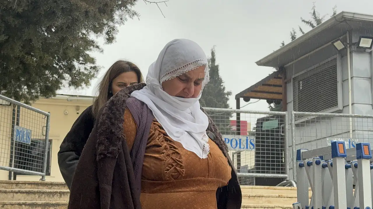 Babasını patlayıcıyla öldürmek istediği öne sürülen sanığın davası ertelendi