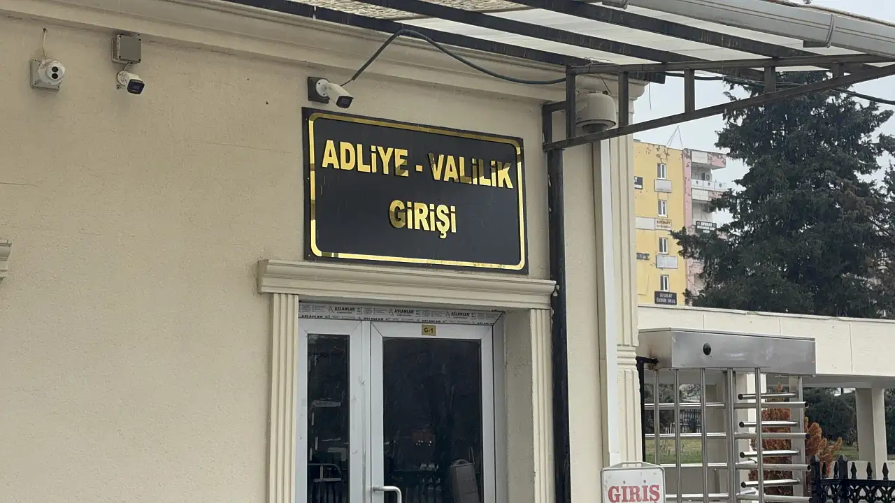 Babasını patlayıcıyla öldürmek istediği öne sürülen sanığın davası ertelendi