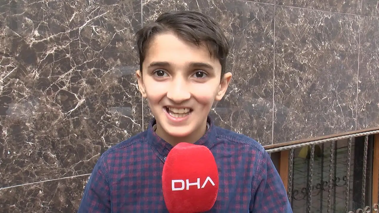 Otizmli Ömer araçlarının önünü kesti, ambulansa yol açtı