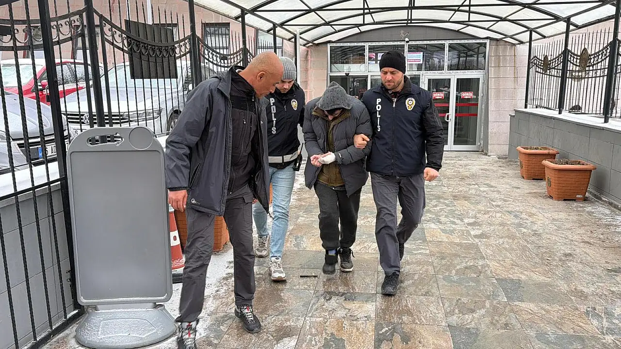 Üvey oğlu tarafından bıçaklanan baba hayata tutunamadı