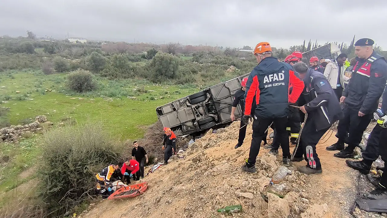 Yolcu otobüsü devrildi: Çok sayıda yaralı var!