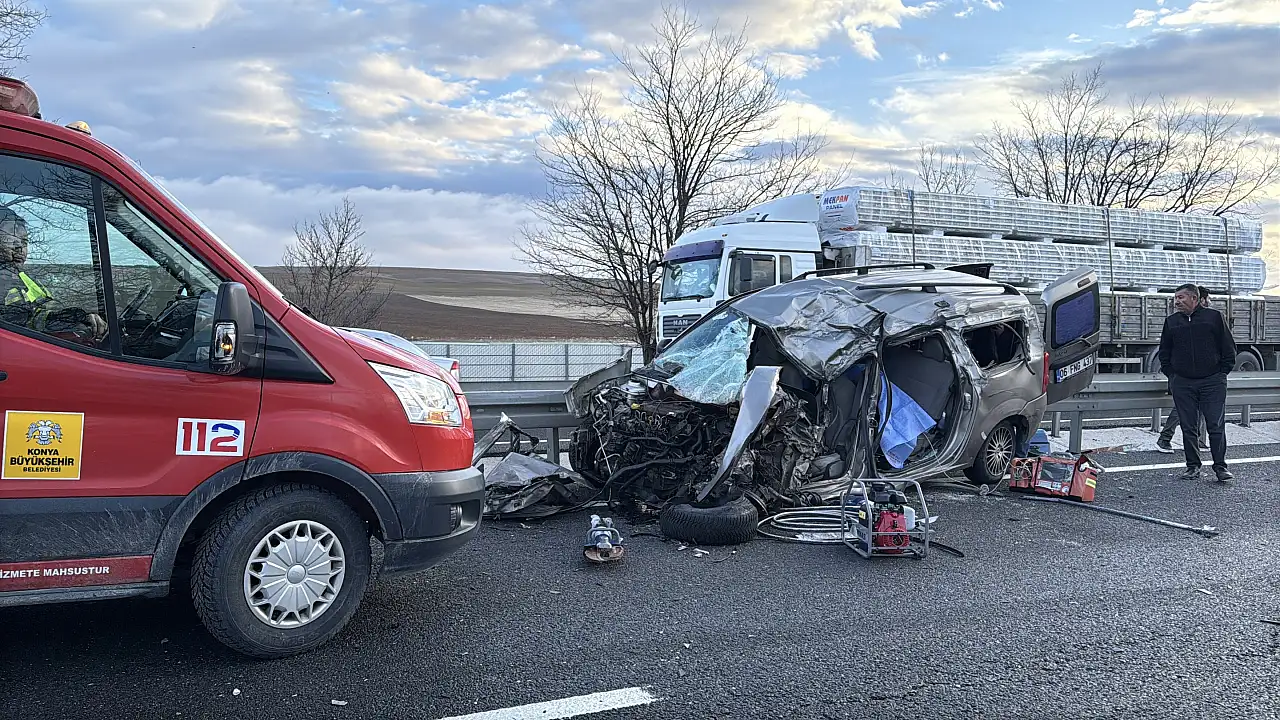 Konya'da hafif ticari araç ile TIR çarpıştı: Fatma Sarıkaya hayatını kaybetti