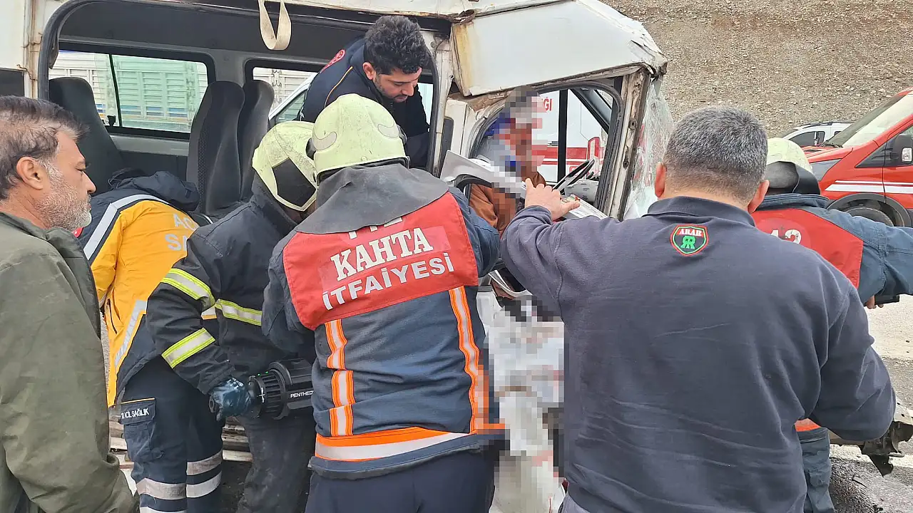 TIR ile minibüs çarpıştı: Çok sayıda yaralı var