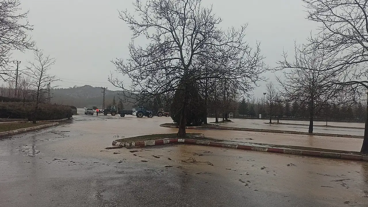 Konya'da sel alarmı: Dere yatakları ve tarım arazileri sular altında kaldı