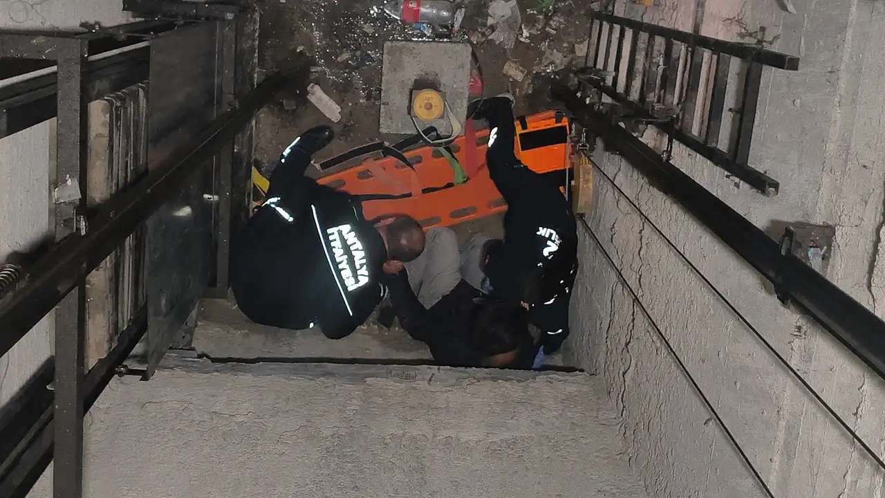 Asansör arızasını kontrol etmek istedi, kabin olmayınca boşluğa düştü