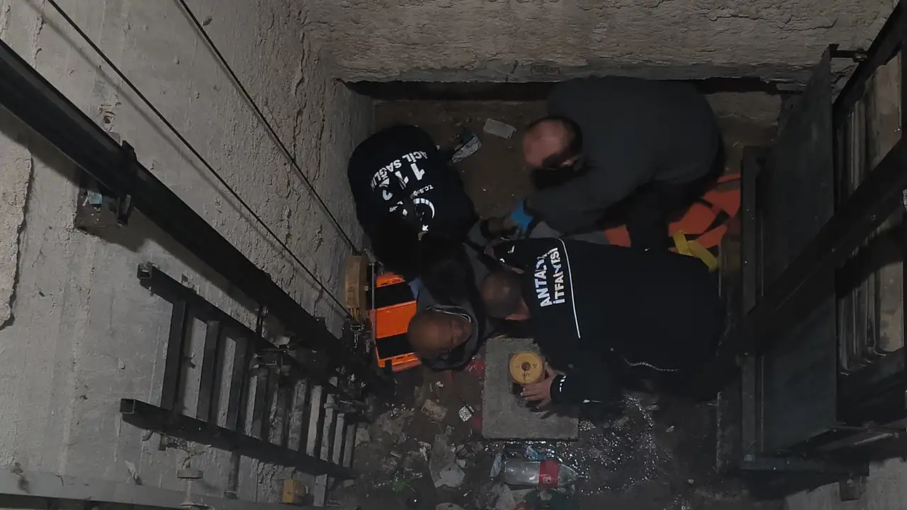 Asansör arızasını kontrol etmek istedi, kabin olmayınca boşluğa düştü
