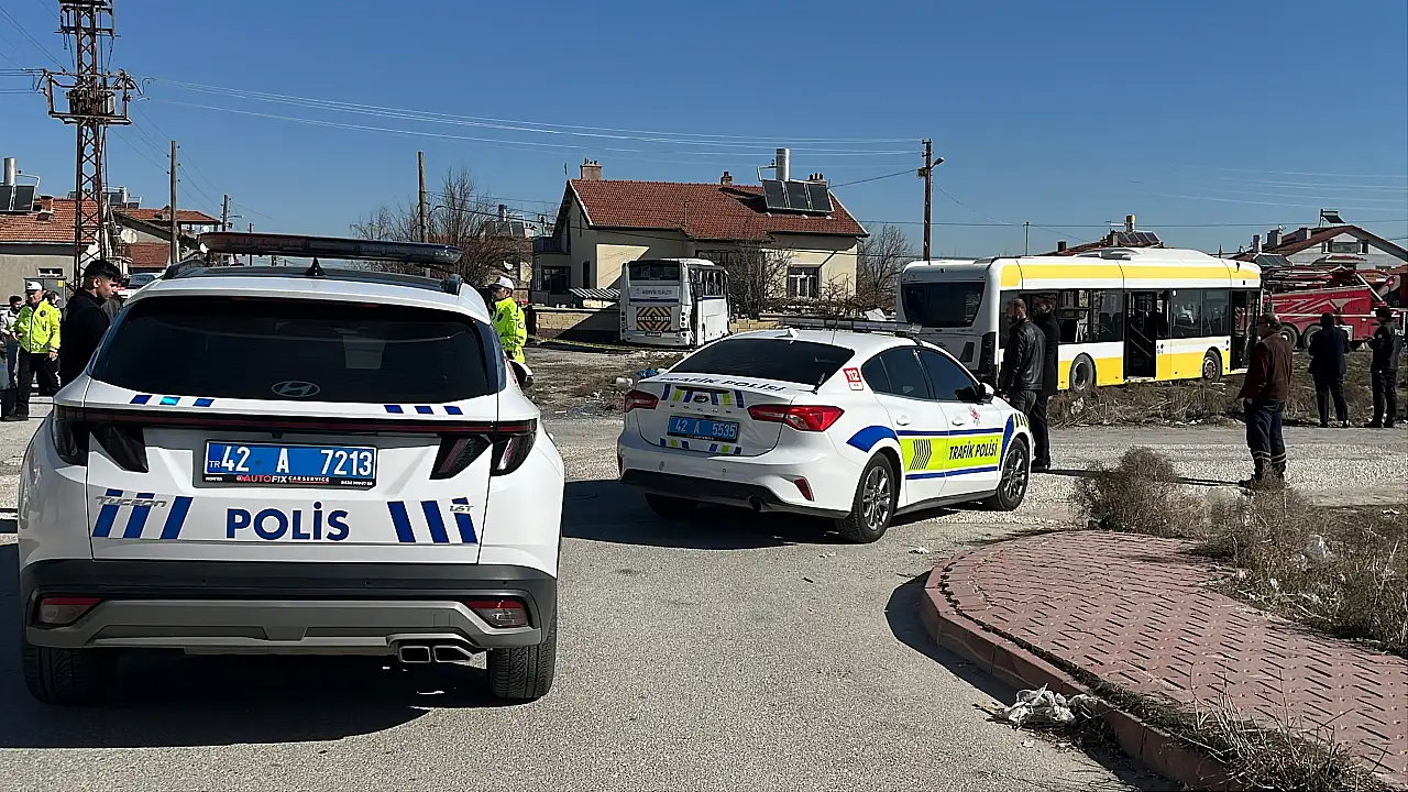 Konya'da servis aracı ve belediye otobüsü çarptı: Çok sayıda yaralı var