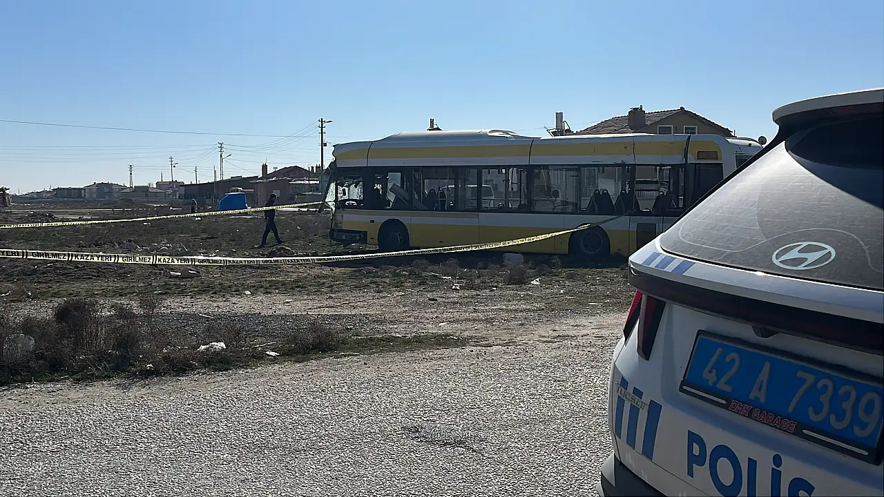 Konya'da servis aracı ve belediye otobüsü çarptı: Çok sayıda yaralı var