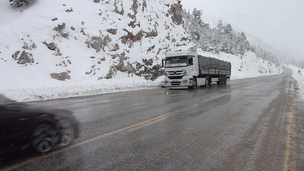 Konya yolunda Nisan karı: Araçlar yolda kaldı