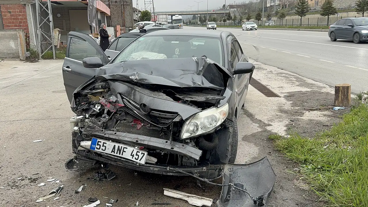 Akaryakıt istasyonuna savrulan otomobil tıra çarptı: 5 yaralı