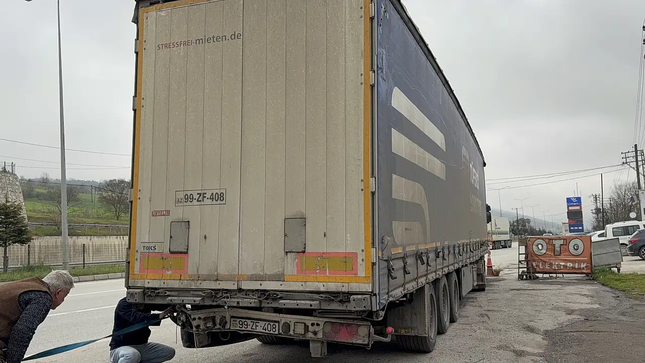 Akaryakıt istasyonuna savrulan otomobil tıra çarptı: 5 yaralı