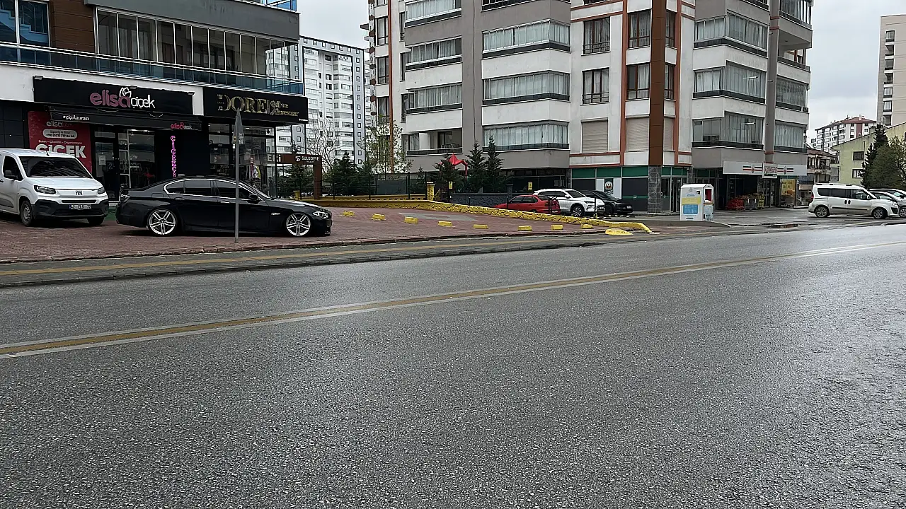 Konya'da korku dolu saniyeler: Taksinin çarptığı bisikletli takla atarak savruldu