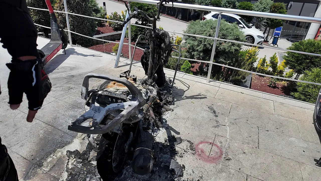 Konya'da AVM önünde yangın paniği