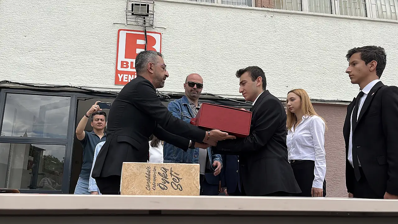 Kutsal emanet şimdi Konya'nın tarihi lisesinde dalgalanacak