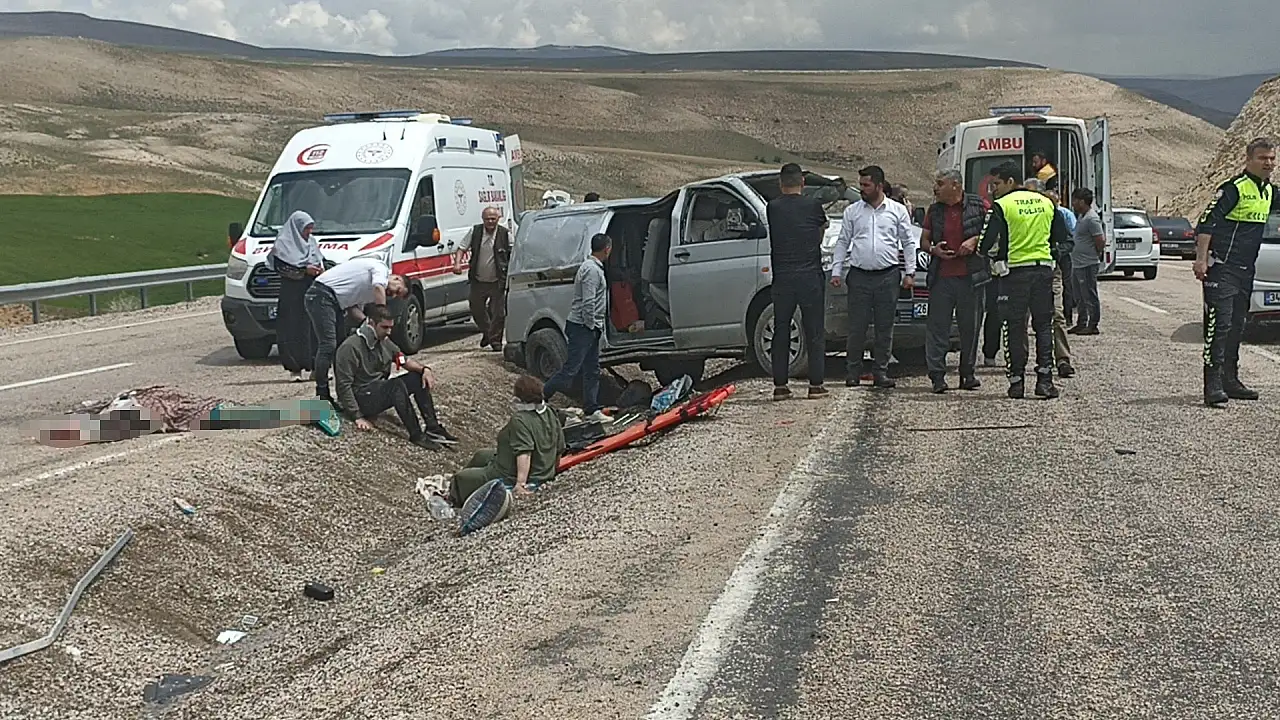 Bayram yolunda feci kaza: 1 ölü 8 yaralı!