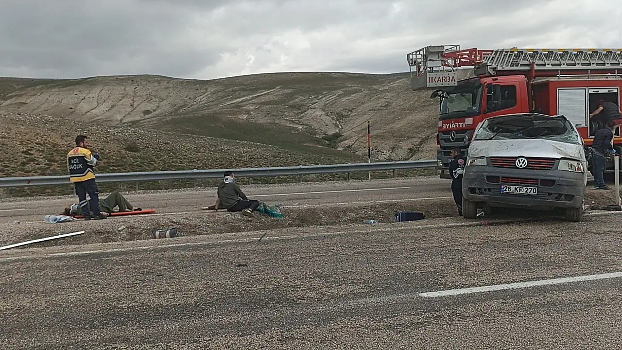 Bayram yolunda feci kaza: 1 ölü 8 yaralı!
