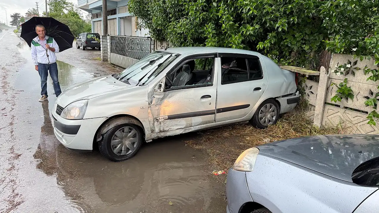 Düğün yolu kabusa döndü! Kaygan zeminde kazayı beraberinde getirdi