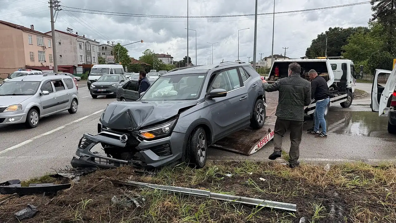 Düğün yolu kabusa döndü! Kaygan zeminde kazayı beraberinde getirdi