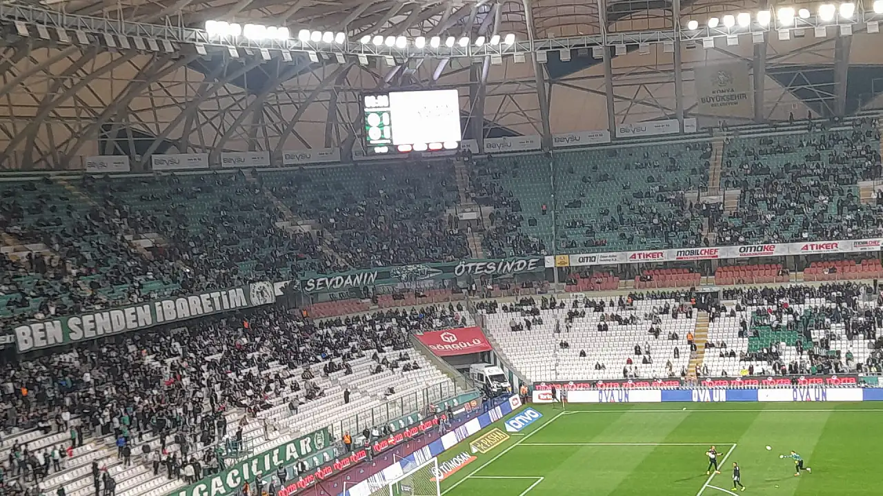 Konya'da maç öncesi sağanak baskını: Taraftarlar stadyuma sığındı!