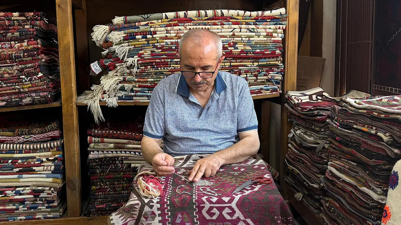 18'inci yüzyıldan kalma nadir bulunan Konya mirasına gözü gibi bakıyor