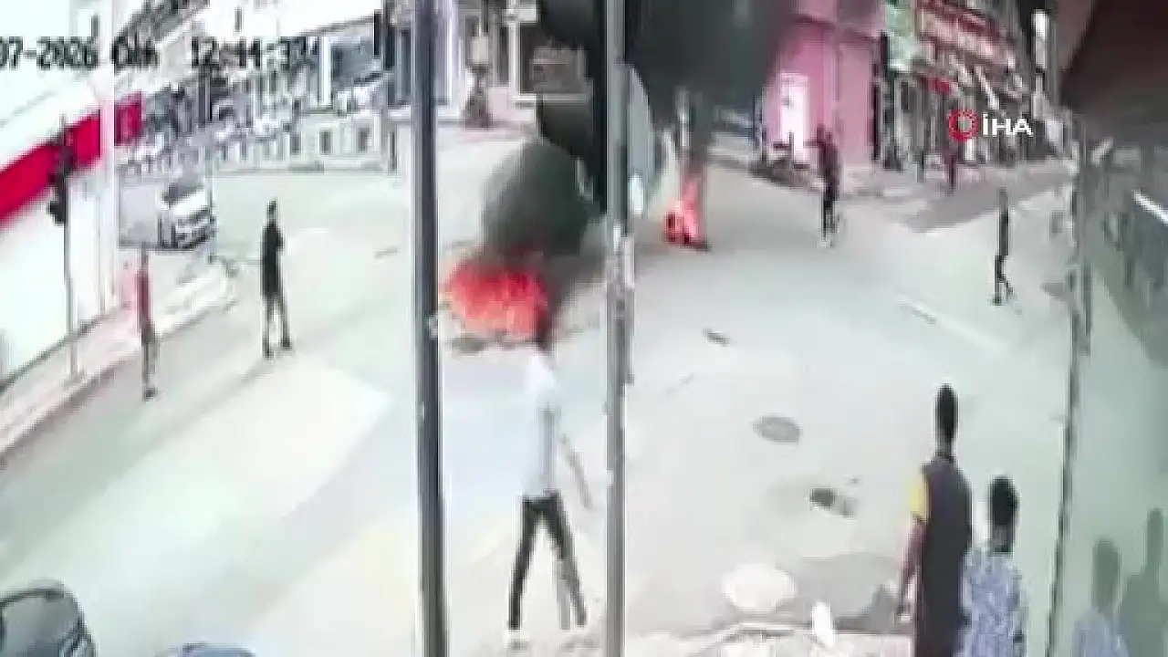 Çarşı merkezinde panik! Üzerine benzin döküp kendini yaktı