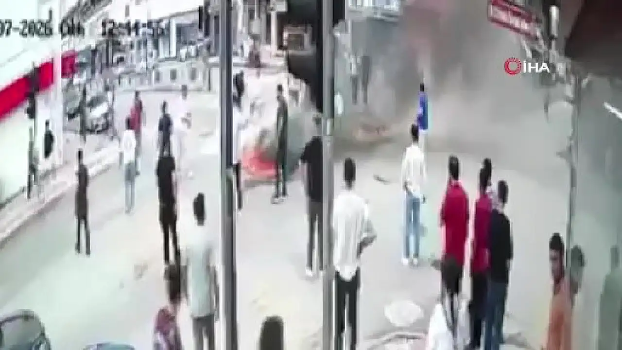 Çarşı merkezinde panik! Üzerine benzin döküp kendini yaktı